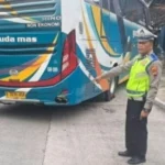 Satu orang tewas dalam kecelakaan tragis yang melibatkan sebuah bus, mobil pribadi, dan sepeda motor di Dusun Kalisat, Desa Medayu, Kecamatan Suruh, Kabupaten Semarang. Peristiwa ini terjadi pada Rabu, 30 April 2025, sekitar pukul 15.30 WIB. Kecelakaan diduga terjadi akibat rem blong pada bus PO Garuda Mas B 7236 UGA yang dikemudikan Samto (37), warga Tangerang.