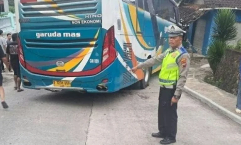 Satu orang tewas dalam kecelakaan tragis yang melibatkan sebuah bus, mobil pribadi, dan sepeda motor di Dusun Kalisat, Desa Medayu, Kecamatan Suruh, Kabupaten Semarang. Peristiwa ini terjadi pada Rabu, 30 April 2025, sekitar pukul 15.30 WIB. Kecelakaan diduga terjadi akibat rem blong pada bus PO Garuda Mas B 7236 UGA yang dikemudikan Samto (37), warga Tangerang.