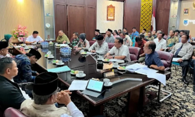 Pemerintah Kota Salatiga mengadakan rapat koordinasi membahas polemik keberadaan Resto Café VIP Social Bar yang terletak di Kecandran. Rapat ini dipimpin langsung oleh Wali Kota Salatiga, dr. Roby Hernawan, bersama Forkopimda, tokoh masyarakat, dan pimpinan perangkat daerah, dan berlangsung di Ruang Kerja Wali Kota Salatiga, Gedung Papak, pada Sabtu, 11 Mei 2025, mulai pukul 15.45 WIB.