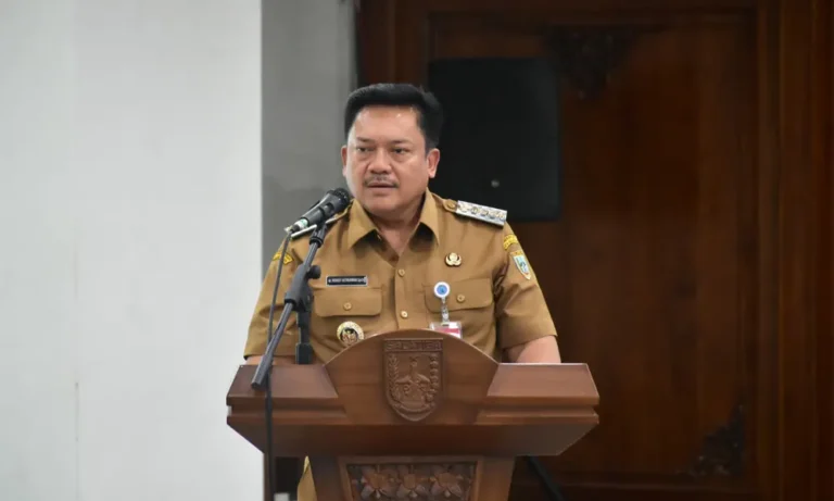 DPRD Kota Salatiga menggulirkan hak interpelasi terhadap Wali Kota Robby Hernawan terkait empat kebijakan yang dinilai kontroversial. Robby Hernawan, selaku Wali Kota, menyikapi langkah tersebut dengan tenang dan menegaskan bahwa semua kebijakan yang diambilnya murni demi kemajuan masyarakat Salatiga. Interpelasi ini terjadi di Kota Salatiga dan mencuat ke publik pada Senin, 12 Mei 2025.