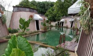 Manajemen Wisata Dusun Semilir di Bawen, Kabupaten Semarang, memberikan klarifikasi atas tudingan pelanggaran regulasi pembangunan vila dan perusakan ekosistem yang beredar di sejumlah media. Pernyataan ini disampaikan oleh Human Capital Legal & QA Manager Shenita Dwiyansany dan Marketing Manager M. Fahmi dalam konferensi pers pada Selasa, 27 Mei 2025. Klarifikasi ini dilakukan untuk menjawab dugaan pelanggaran pembangunan di lahan hijau serta status perizinan vila yang menjadi sorotan publik. Dalam penjelasannya, manajemen menyebut bahwa pembangunan masih dalam batas wajar sesuai ketentuan, dengan Koefisien Dasar Bangunan (KDB) di bawah 40 persen, serta izin yang sedang dalam proses perubahan dari vila menjadi hotel berbintang sesuai arahan dinas terkait.
