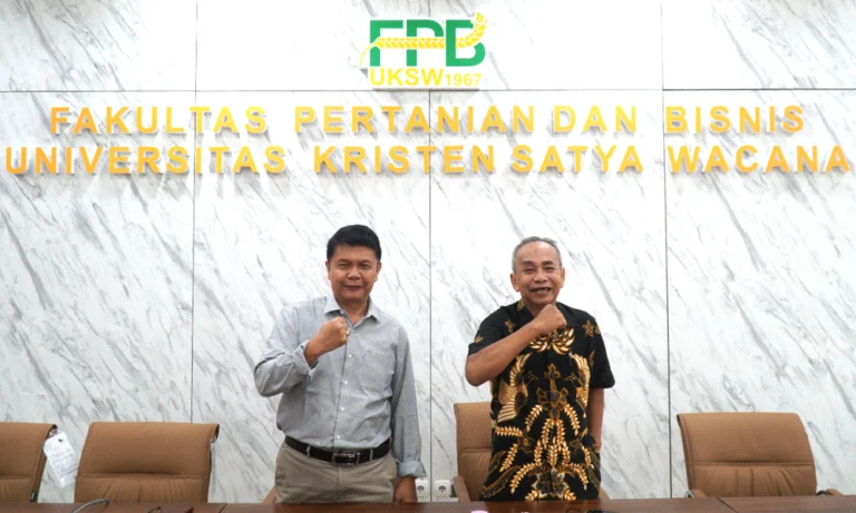 Dua dosen Fakultas Pertanian dan Bisnis UKSW, Bistok Hasiholan Simanjuntak dan Djoko Murdono, resmi ditunjuk sebagai anggota Tim Ahli dalam Tim Akselerasi Perluasan Produksi Kedelai, Bawang Putih, dan Gandum oleh Menteri Pertanian RI. Penunjukan ini berlangsung di lingkup nasional dan menjadikan Universitas Kristen Satya Wacana sebagai pusat keahlian pengembangan komoditas gandum.
