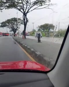Dump-Truk-Tabrakan-di-Lingkar-Kaliwungu-Satu-Terperosok-ke-Saluran-Air