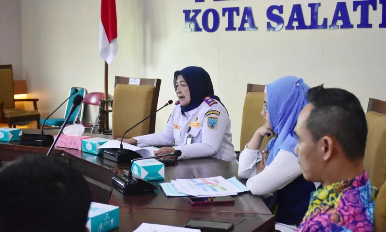Forum Grup Discussion (FGD) terkait angkutan umum diselenggarakan oleh Dinas Perhubungan Kota Salatiga dan diikuti oleh para pengusaha angkutan kota di Ruang Kalitaman pada Kamis, 15 Mei 2025. Kegiatan ini menghadirkan narasumber dari Kejaksaan Negeri, Satlantas, Samsat, dan Bagian Hukum Setda. FGD digelar untuk merespons permasalahan batas umur teknis kendaraan umum yang menimbulkan polemik antara Perda Salatiga Nomor 15 Tahun 2013 dan Permenhub Nomor 98 Tahun 2013.