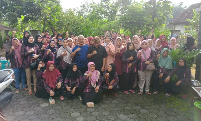 Wacana pemindahan pedagang Pasar Pagi ke Pasar Rejosari yang dilontarkan oleh Wali Kota Salatiga menimbulkan keresahan di kalangan pedagang karena dinilai merugikan dan minim sosialisasi. Penolakan tegas datang dari Fraksi PDI Perjuangan - Nasdem DPRD Kota Salatiga yang dipimpin Alexander Joko Sulistiyo Budi Yuwono, S.E., mewakili aspirasi para pedagang.