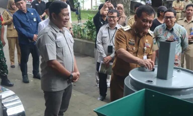 Bupati Semarang Ngesti Nugraha menerima bantuan empat unit alat pengolahan eceng gondok dari Pemerintah Provinsi Jawa Tengah di Ungaran pada Rabu, 28 Mei 2025. Bantuan ini bertujuan mendukung pemanfaatan eceng gondok yang tumbuh subur di Danau Rawa Pening menjadi bio briket dan paving block ramah lingkungan. Inisiatif tersebut melibatkan kerja sama dengan Fakultas Teknik Universitas Negeri Surakarta (UNS), yang juga akan memberikan pelatihan kepada masyarakat.