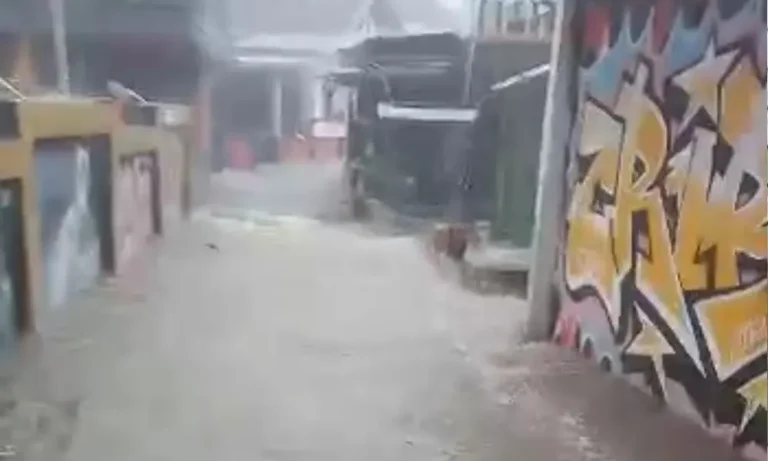 Banjir melanda beberapa wilayah di Kota Salatiga akibat hujan deras yang terjadi pada Minggu, 11 Mei 2025. Bencana ini menimpa warga di Kalioso, Kalitaman, Pancuran, dan kompleks Pasar Ayam. Kejadian ini terjadi setelah sungai yang melintasi permukiman tidak mampu menampung debit air yang tinggi, sehingga meluap dan menggenangi permukiman serta memicu tanah longsor di wilayah Butuh, Kutowinangun Lor, Kecamatan Tingkir.