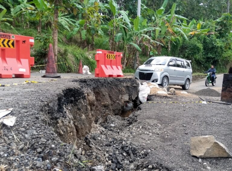 Jalan utama di Desa Wiru, Kecamatan Bringin, Kabupaten Semarang yang menghubungkan Kecamatan Kedungjati, Kabupaten Grobogan mengalami ambles parah pada Kamis dini hari, 22 Mei 2025 pukul 00.00 WIB. Peristiwa ini melibatkan warga setempat dan pemerintah daerah, termasuk Kepala Dinas PU Bina Marga Jateng, Hanung Triyono. Kejadian berlangsung di kawasan rawan pergerakan tanah dan diperparah oleh hujan serta struktur tanah yang labil.
