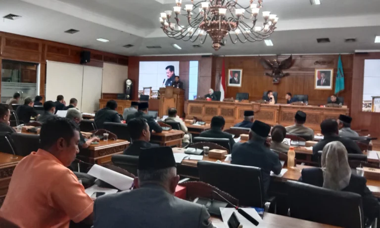 Rapat Paripurna DPRD Kota Salatiga berlangsung dinamis pada Senin, 19 Mei 2025, saat DPRD secara resmi mengajukan Hak Interpelasi terhadap kebijakan Wali Kota Robby Hernawan. Dalam sidang yang dipimpin oleh Ketua DPRD Dance Ishak Palit dan didampingi Wakil Ketua Saiful Mashud serta Yuliyanto, DPRD mempertanyakan kebijakan penghapusan Tenaga Harian Lepas (THL), pemindahan pedagang pasar pagi, penghentian retribusi sampah, serta pengurangan TPP ASN.