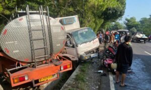 Kecelakaan beruntun terjadi di Jalan Lingkar Selatan (JLS) Salatiga pada Sabtu pagi, 31 Mei 2025, melibatkan truk muatan susu, truk es krim, dan empat sepeda motor. Insiden ini melibatkan pengemudi truk bernama Achmad Al Musthofa asal Tulungagung dan ditangani oleh Satlantas Polres Salatiga yang dipimpin AKP Darmin. Peristiwa terjadi di turunan dekat Taman Kota Salatiga, Jawa Tengah. Diduga kecelakaan disebabkan oleh rem blong pada truk muatan susu yang kehilangan kendali saat melaju di jalan menurun, hingga menabrak kendaraan lain di depannya