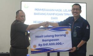 Penyerahan hasil lelang barang rampasan kasus Tindak Pidana Korupsi (Tipikor) dari Kejaksaan Negeri Salatiga kepada Perumda BPR Bank Salatiga dilakukan oleh Kajari Sukamto kepada Dirut Bank Salatiga, Darto Supriyadi, disaksikan Wali Kota Salatiga dr. Robby Hernawan di Ruang Meeting Bank Salatiga, Jalan Diponegoro No.10, pada Rabu, 28 Mei 2025.