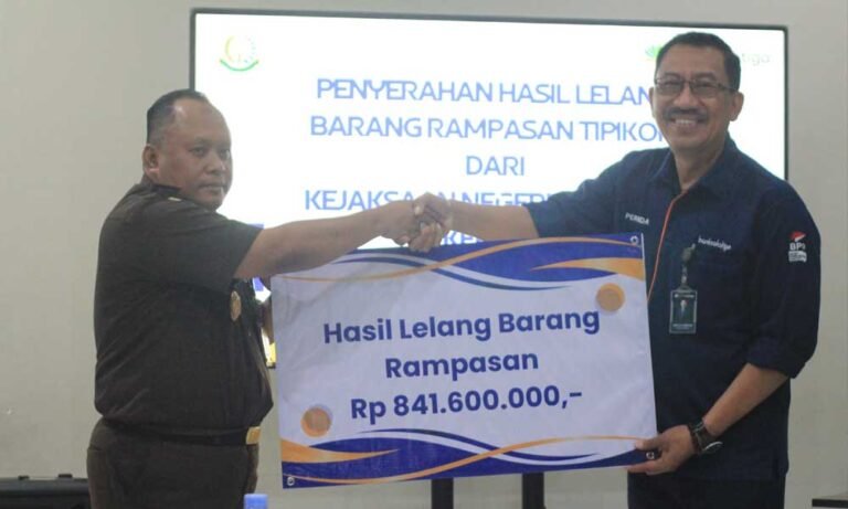 Penyerahan hasil lelang barang rampasan kasus Tindak Pidana Korupsi (Tipikor) dari Kejaksaan Negeri Salatiga kepada Perumda BPR Bank Salatiga dilakukan oleh Kajari Sukamto kepada Dirut Bank Salatiga, Darto Supriyadi, disaksikan Wali Kota Salatiga dr. Robby Hernawan di Ruang Meeting Bank Salatiga, Jalan Diponegoro No.10, pada Rabu, 28 Mei 2025.