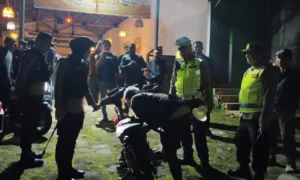 Penjualan minuman beralkohol dengan kadar hingga 40 persen ditemukan di VIP Social Bar, Kelurahan Kecandran, dalam operasi gabungan yang digelar oleh Satpol PP Kota Salatiga, Polres Salatiga, dan Kodim 0714/Salatiga pada Sabtu malam, 25 Mei 2025. Operasi ini dipimpin langsung oleh Kapolres Salatiga AKBP Veronica dan Dandim 0714 Letkol Inf Guvta Alugoro Koedoes, menyasar sejumlah titik keramaian di wilayah Salatiga.