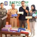Sebanyak 5.440 batang rokok ilegal tanpa pita cukai berhasil disita oleh Satpol PP Kota Salatiga dalam operasi penertiban yang dilakukan pada Selasa siang, 20 Mei 2025. Operasi ini dipimpin oleh Plt Kasatpol PP Salatiga, Guntur Junanto, dan melibatkan tim gabungan yang bekerja sama dengan Bea Cukai. Kegiatan berlangsung di wilayah Salatiga, terutama di kawasan Jalan Lingkar Selatan (JLS).