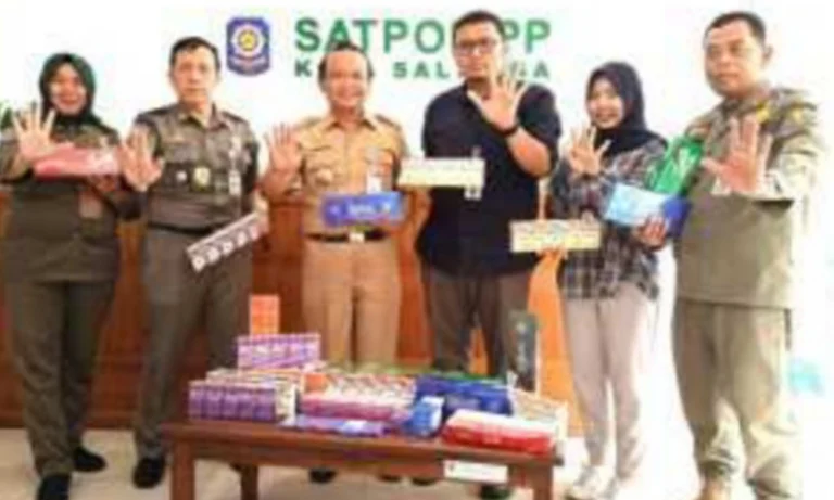 Sebanyak 5.440 batang rokok ilegal tanpa pita cukai berhasil disita oleh Satpol PP Kota Salatiga dalam operasi penertiban yang dilakukan pada Selasa siang, 20 Mei 2025. Operasi ini dipimpin oleh Plt Kasatpol PP Salatiga, Guntur Junanto, dan melibatkan tim gabungan yang bekerja sama dengan Bea Cukai. Kegiatan berlangsung di wilayah Salatiga, terutama di kawasan Jalan Lingkar Selatan (JLS).