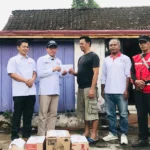 Bantuan sembako diserahkan kepada warga terdampak bencana atap rumah roboh akibat hujan lebat dan angin kencang yang melanda Kelurahan Nanggulan, Kecamatan Sidomukti, Kota Salatiga. Ketua PMI Kota Salatiga sekaligus Anggota DPR RI Dapil Jateng I, Muh Haris, memberikan langsung bantuan tersebut pada hari ini. Penyaluran dilakukan di lokasi terdampak bencana yang terjadi selama beberapa hari terakhir.