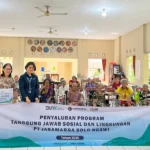 PT Jasamarga Solo Ngawi (JSN) menyalurkan bantuan pendidikan dan sosial kepada masyarakat sebagai bentuk kepedulian perusahaan terhadap lingkungan sekitar. Kegiatan ini dipimpin oleh Direktur Utama PT JSN, Mery Natacha Panjaitan, dan dilaksanakan di wilayah Kota Surakarta serta Kabupaten Sukoharjo pada Selasa, 19 Mei 2025.