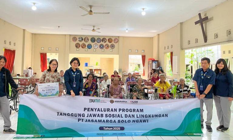PT Jasamarga Solo Ngawi (JSN) menyalurkan bantuan pendidikan dan sosial kepada masyarakat sebagai bentuk kepedulian perusahaan terhadap lingkungan sekitar. Kegiatan ini dipimpin oleh Direktur Utama PT JSN, Mery Natacha Panjaitan, dan dilaksanakan di wilayah Kota Surakarta serta Kabupaten Sukoharjo pada Selasa, 19 Mei 2025.