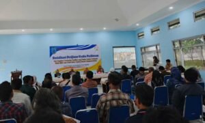 Dinas Pangan dan Pertanian (Dispangtan) Kota Salatiga menggelar pelatihan perizinan usaha untuk sektor budidaya dan pengolahan perikanan. Kegiatan ini melibatkan 140 peserta dari kelompok pembudidaya dan pengolah hasil perikanan. Pelatihan berlangsung di Gedung Kawasan Pembudidaya Ikan Terpadu, Sidomukti, Salatiga, Jawa Tengah pada Selasa, 27 Mei 2025. Tujuannya adalah meningkatkan daya saing usaha perikanan lokal serta mendukung program swasembada pangan nasional.