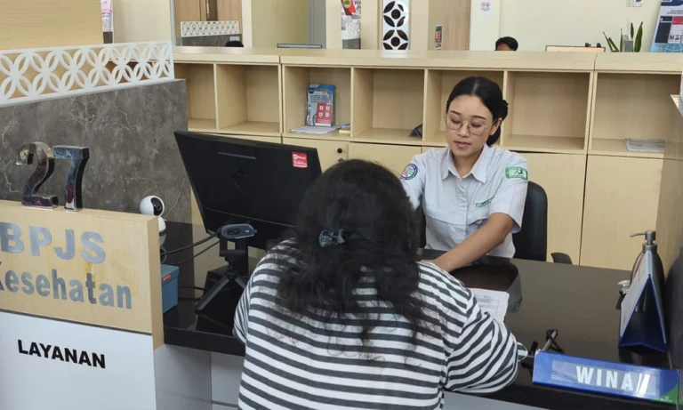 Pelayanan BPJS Kesehatan kini lebih mudah diakses oleh warga Kabupaten Sukoharjo, Jawa Tengah, setelah resmi hadir di Mal Pelayanan Publik (MPP) Sukoharjo sejak November 2024. Kepala BPJS Kesehatan Surakarta, Debbie Nianta Musigiasari, menyampaikan hal ini dalam Diskusi Media BPJS Kesehatan Kedeputian Wilayah VI yang berlangsung di Gedung MPP Sukoharjo pada 19 Mei 2025.