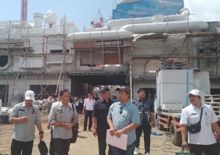 Komisi C DPRD Kabupaten Semarang melakukan inspeksi mendadak ke lokasi pembangunan Taman Celosia 2 di kawasan Bandungan pada Rabu, 7 Mei 2025, setelah mendapat informasi bahwa proyek tersebut belum mengantongi izin lengkap. Sidak ini dilakukan oleh anggota dewan sebagai bentuk pengawasan terhadap ketaatan pelaku usaha terhadap regulasi.