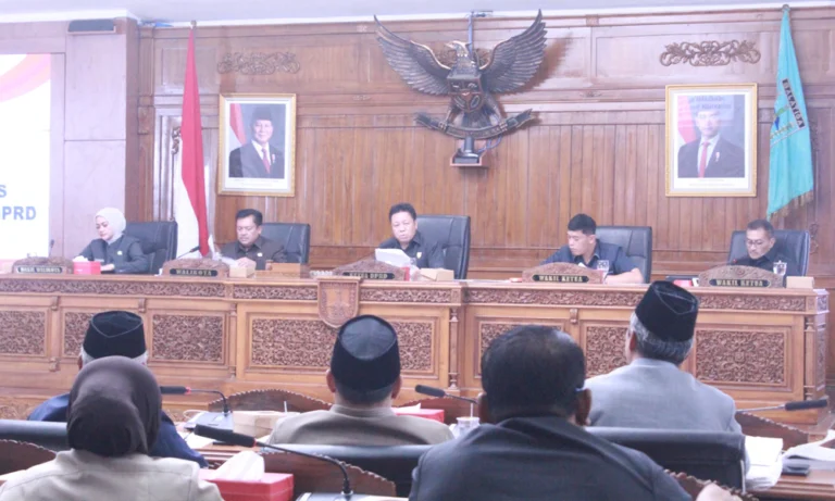 Tiga partai di DPRD Kota Salatiga berencana melanjutkan langkah politik dengan menggunakan Hak Angket terhadap Wali Kota Salatiga Robby Hernawan usai Rapat Paripurna yang digelar Senin, 19 Mei 2025. Langkah ini diambil oleh para anggota dewan yang merasa tidak puas dengan jawaban wali kota terkait berbagai kebijakan kontroversial.
