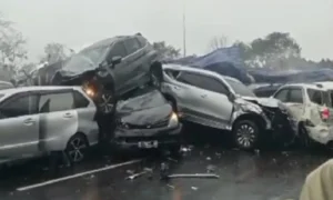 Komite Nasional Keselamatan Transportasi (KNKT) telah menyelesaikan investigasi kecelakaan beruntun yang melibatkan truk trailer di Jalan Tol Cipularang KM 92+200B, Kabupaten Purwakarta, Jawa Barat, pada 11 November 2024. Kecelakaan ini menyebabkan satu orang meninggal, empat luka berat, dan 25 luka ringan. Insiden tersebut terjadi karena kombinasi kondisi cuaca hujan, genangan air, serta geometri jalan yang menurun tajam. Truk mengalami fenomena jackknifing saat direm di permukaan jalan yang licin, menyebabkan kehilangan kendali dan tabrakan beruntun.
