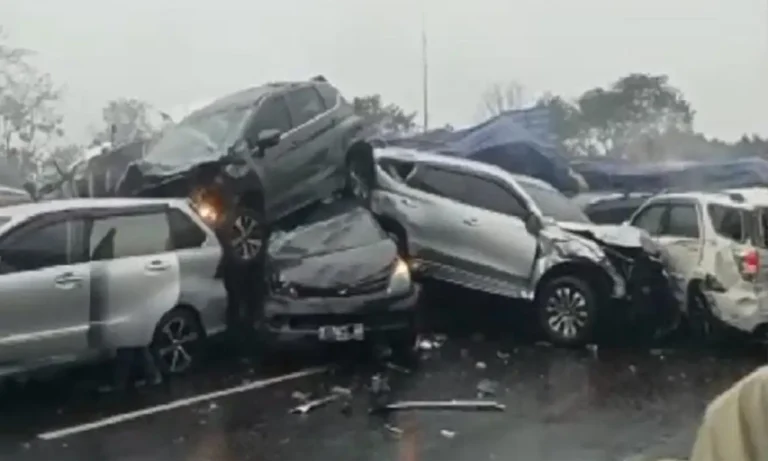 Komite Nasional Keselamatan Transportasi (KNKT) telah menyelesaikan investigasi kecelakaan beruntun yang melibatkan truk trailer di Jalan Tol Cipularang KM 92+200B, Kabupaten Purwakarta, Jawa Barat, pada 11 November 2024. Kecelakaan ini menyebabkan satu orang meninggal, empat luka berat, dan 25 luka ringan. Insiden tersebut terjadi karena kombinasi kondisi cuaca hujan, genangan air, serta geometri jalan yang menurun tajam. Truk mengalami fenomena jackknifing saat direm di permukaan jalan yang licin, menyebabkan kehilangan kendali dan tabrakan beruntun.