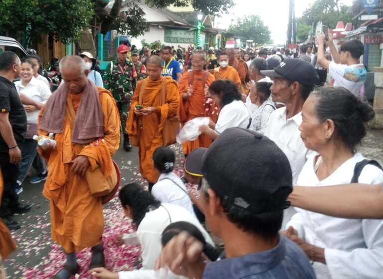 Rombongan Bhikkhu Thudong yang berjumlah 36 orang tiba di Kabupaten Semarang dan disambut meriah oleh masyarakat di Jalan Perintis Kemerdekaan pada Rabu, 7 Mei 2025, sebagai bagian dari perjalanan tradisi tahunan menuju Candi Borobudur untuk perayaan Waisak.