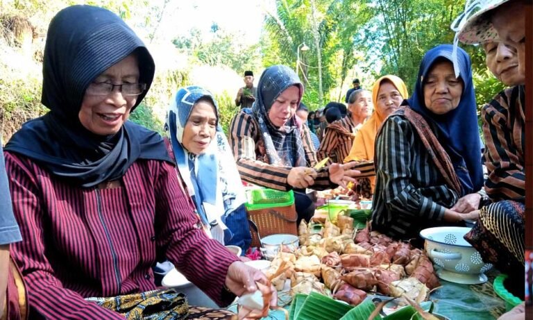 Tradisi tahunan Kupatan digelar oleh masyarakat Dusun Sombron, Desa Tlompakan, Kecamatan Tuntang, Kabupaten Semarang di sekitar Sendang Kali Manggis pada Jumat, 30 Mei 2025, sebagai bagian dari rangkaian acara merti dusun. Kegiatan ini diinisiasi oleh warga bersama pemerintah desa, seperti disampaikan oleh Kepala Desa Sunardi dan Camat Tuntang Aris Setyawan. Berlangsung di lokasi yang dipercaya sebagai tempat penyucian diri leluhur, acara ini rutin dilakukan setiap bulan Juni.