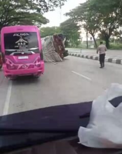 Truk-Muat-Semen-Terguling-di-Jl