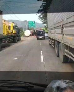 Truk-Tangki-Terguling-di-Lingkar-Weleri