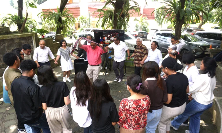 UKSW meluncurkan program Pre-University Course (PUC) untuk mahasiswa Timor Leste sebagai bentuk dukungan terhadap pengembangan sumber daya manusia lintas negara, diprakarsai oleh Direktorat Kerja Sama bersama Fakultas Bahasa dan Seni. Kegiatan ini diresmikan oleh pimpinan universitas, termasuk Profesor Yafet Yosafet Wilben Rissy, di Balairung Universitas dan Rumah Noto, pada Senin, 28 April 2025.