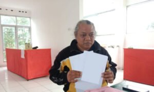 Pemberitaan online yang dinilai tidak berimbang telah membuat resah warga dan pelaku usaha di Bandungan. Budi Santosa (49), warga Dusun/Desa Bandungan, Kecamatan Bandungan, Kabupaten Semarang, menyampaikan keberatannya atas narasi media yang menyebut kawasan Bandungan mencekam akibat aksi premanisme. Pernyataan tersebut disampaikan di Rumah Makan Sekeco, Banyukuning, Kecamatan Bandungan, pada Senin, 26 Mei 2025.