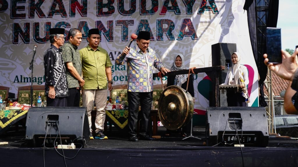 Wali Kota Salatiga Robby Hernawan membuka secara resmi Pawai Ta’aruf Piala Wali Kota ke-4 dalam rangka Haul ke-10 KH. M. Zoemri RWS yang diadakan di Lapangan Kecandran, Kecamatan Sidomukti, Kota Salatiga, pada Sabtu, 17 Mei 2025. Kegiatan ini dihadiri oleh berbagai pihak termasuk kontingen dari lembaga pendidikan dan masyarakat umum. Acara digelar sebagai bentuk penghormatan terhadap perjuangan dan keteladanan Kyai Zoemri dalam bidang keilmuan dan dakwah Islam.