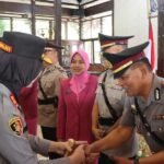 Kapolres Salatiga AKBP Veronica memimpin upacara Serah Terima Jabatan (Sertijab) dan pembacaan sumpah jabatan Kabag SDM, Kapolsek Argomulyo, dan Kapolsek Sidorejo di Pendopo Polres Salatiga pada Kamis, 12 Juni 2025. Acara ini melibatkan pejabat baru seperti Kompol Agus Jumadi sebagai Kabag SDM, AKP Aziz Maarif sebagai Kapolsek Argomulyo, dan AKP Sarwoko sebagai Kapolsek Sidorejo, menggantikan pejabat sebelumnya yang mendapat mutasi dan promosi.