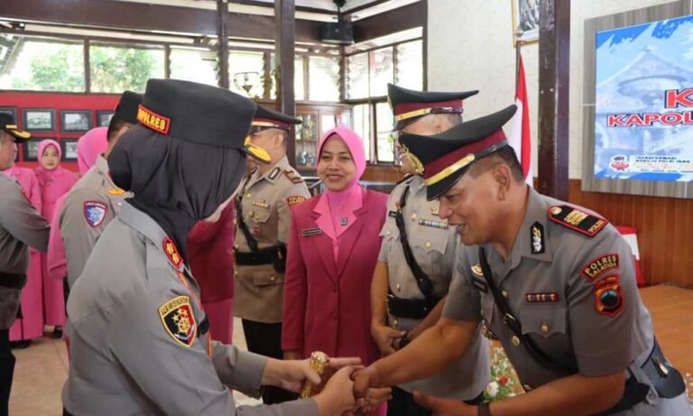 Kapolres Salatiga AKBP Veronica memimpin upacara Serah Terima Jabatan (Sertijab) dan pembacaan sumpah jabatan Kabag SDM, Kapolsek Argomulyo, dan Kapolsek Sidorejo di Pendopo Polres Salatiga pada Kamis, 12 Juni 2025. Acara ini melibatkan pejabat baru seperti Kompol Agus Jumadi sebagai Kabag SDM, AKP Aziz Maarif sebagai Kapolsek Argomulyo, dan AKP Sarwoko sebagai Kapolsek Sidorejo, menggantikan pejabat sebelumnya yang mendapat mutasi dan promosi.