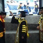 Fakultas Teologi Universitas Kristen Satya Wacana (UKSW) menggelar yudisium Program Studi Doktor Sosiologi Agama untuk Imelda Baransano pada Jumat (20/06/2025) di Salatiga. Yudisium ini dipimpin langsung oleh Rektor UKSW, Profesor Intiyas Utami, sebagai bentuk pengakuan atas kelulusan Imelda yang berasal dari Tanah Papua. s