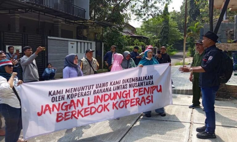 Kuasa hukum Koperasi Bahana Lintas Nusantara (BLN), Mohammad Sofyan, menyampaikan rencana pengembalian penyertaan modal para nasabah program Si Pintar melalui skema recovery digital, yang diumumkan pada Rabu (25/6/2025) di Salatiga. Pengembalian ini dilakukan sebagai respons atas tuntutan para nasabah yang berharap modal mereka dapat segera dikembalikan, dengan pelaksanaan yang direncanakan setelah rapat anggota tahunan (RAT) usai kelengkapan audit tim independen dan appraisal terpenuhi.