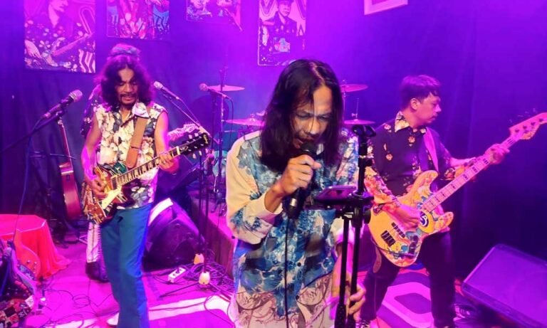 Band Grunge Ane Soeroto (GAS) merilis album perdana berjudul 7Tour yang berisi sembilan lagu karya orisinal mereka. Album ini diperkenalkan oleh Soeroto, vokalis GAS, bersama personel lainnya yakni Urip Gangsar Nugroho, Ari Wibisono, dan Fandi Kurniawan, dalam acara peluncuran di Tepi Kota Kafe, Salatiga, pada Jumat malam, 13 Juni 2025.