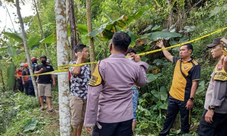 Penemuan sesosok jenazah di dalam sumur tua di tengah hutan Desa Kalibeji, Kecamatan Tuntang, Kabupaten Semarang, menggegerkan warga pada Jumat, 13 Juni 2025. Jenazah pertama kali ditemukan oleh Sunarno (35), warga setempat, saat mencari rumput dan mencium bau menyengat yang sudah tercium sejak dua hari sebelumnya.