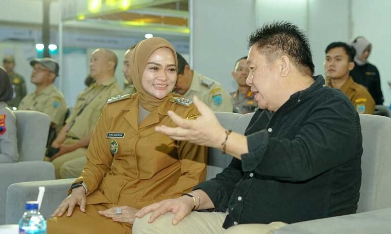 Ketua DPRD Salatiga, Dance Ishak Palit, menyampaikan keprihatinannya terhadap keresahan orang tua siswa saat penerimaan siswa baru di Salatiga, yang terjadi setiap awal tahun ajaran. Dalam pernyataannya kepada wartawan, ia menyoroti kondisi ini sebagai masalah tahunan yang belum juga teratasi. Kekhawatiran orang tua muncul karena tidak ada jaminan anak mereka akan diterima di sekolah yang diinginkan.