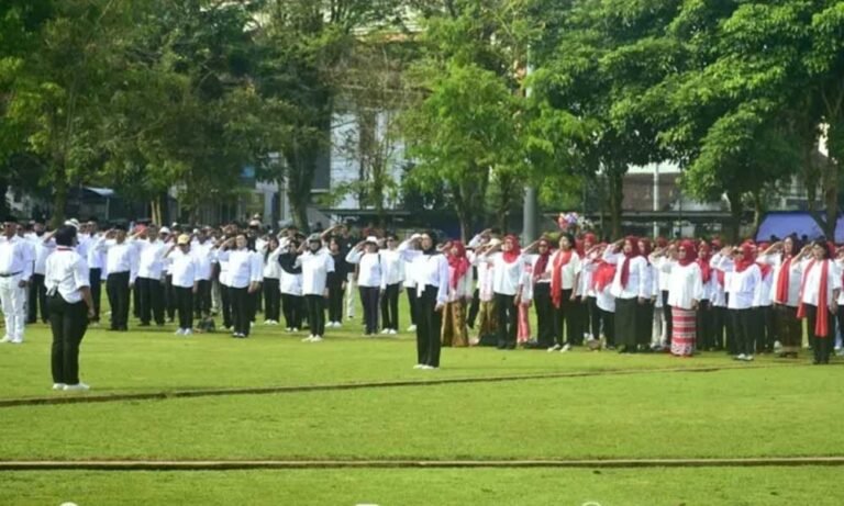Ratusan peserta mengikuti apel luar biasa dalam rangka memperingati Hari Lahir Pancasila yang digelar di Lapangan Pancasila, Kota Salatiga, pada Minggu, 1 Juni 2025. Kegiatan ini diprakarsai oleh DPRD Kota Salatiga dan melibatkan berbagai organisasi masyarakat. Mengusung tema Memperkokoh Ideologi Pancasila Menuju Indonesia Raya, peserta yang mengenakan baju putih dan bawahan gelap tampak antusias mengikuti rangkaian upacara.