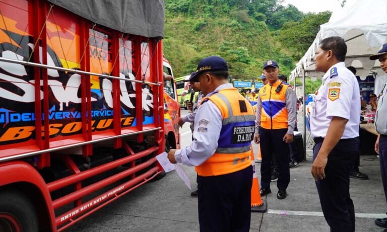PT Trans Marga Jateng (TMJ) menggelar operasi penertiban kendaraan Over Dimension Over Load (ODOL) sebagai bagian dari kampanye nasional menuju Zero ODOL 2026. Operasi ini melibatkan Sat-PJR Unit Jateng 1 B, BPTD Kementerian Perhubungan, Dinas Perhubungan Provinsi Jawa Tengah dan Kabupaten Semarang, serta DENPOM TNI, dengan pelaksanaan di Rest Area 429 A Jalan Tol Semarang–Solo pada Rabu dan Kamis, 11–12 Juni 2025, pukul 08.00 hingga 11.00 WIB.