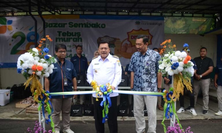 Perumda BPR Bank Salatiga menggelar perayaan Hari Ulang Tahun ke-28 di Kantor Pusat Bank Salatiga pada Rabu, 11 Juni 2026, yang dihadiri oleh Wali Kota Salatiga Robby Hernawan, Direktur Utama Dartho Supriyadi, dan jajaran pegawai. Kegiatan ini berlangsung di Kota Salatiga sebagai bentuk apresiasi atas kontribusi Bank Salatiga dalam mendorong pertumbuhan ekonomi lokal, mendukung UMKM, dan meningkatkan literasi keuangan masyarakat.