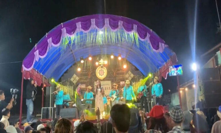 Ratusan warga Dusun Sawit, Nongkosawit, Girirejo, Kecamatan Ngablak, Kabupaten Magelang larut dalam kemeriahan acara "Sawit Berjadoel" dengan bergoyang bersama Orkes Melayu Janema pada Selasa, 3 Juni 2025. Acara ini diselenggarakan oleh Perkasa (Persatuan Kepemudaan Sawit) dalam rangka memperingati ulang tahun ke-36 organisasi tersebut. Bertempat di lingkungan dusun yang berhawa sejuk, pertunjukan musik dangdut bernuansa jadul ini menjadi ajang nostalgia dan mempererat kebersamaan antarwarga.