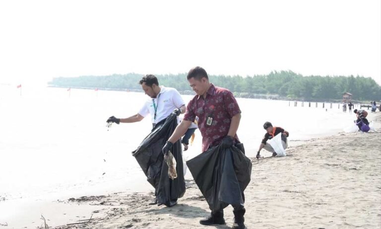 PLN Icon Plus SBU Regional Jawa Bagian Tengah menggelar aksi bersih-bersih bertajuk Zero Waste Warriors di kawasan pesisir Pantai Tirang, Semarang, pada 12 Juni 2025 dalam rangka memperingati Hari Lingkungan Hidup Sedunia 2025. Aksi ini dipimpin oleh General Manager Arif Rohmatin dan melibatkan enam perguruan tinggi di Jawa Tengah, komunitas World Cleanup Day Jateng, serta karyawan Contact Center PLN 123.