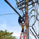 PLN Icon Plus SBU Regional Jawa Bagian Tengah melakukan perapihan kabel di Jalan Jatibarang, Kecamatan Mijen, Kota Semarang sebagai langkah menjaga keandalan jaringan digital dan meningkatkan keselamatan publik. Kegiatan ini dilaksanakan oleh tim teknis PLN Icon Plus sebagai bentuk tanggung jawab perusahaan. Perapihan dilakukan di area yang ditemukan kondisi kabel ambrol dan tidak tertata yang dekat dengan aktivitas masyarakat.