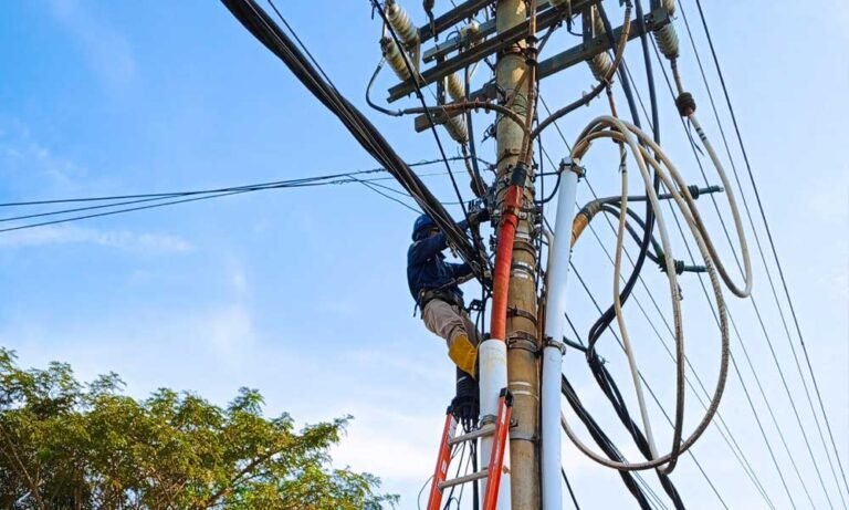 PLN Icon Plus SBU Regional Jawa Bagian Tengah melakukan perapihan kabel di Jalan Jatibarang, Kecamatan Mijen, Kota Semarang sebagai langkah menjaga keandalan jaringan digital dan meningkatkan keselamatan publik. Kegiatan ini dilaksanakan oleh tim teknis PLN Icon Plus sebagai bentuk tanggung jawab perusahaan. Perapihan dilakukan di area yang ditemukan kondisi kabel ambrol dan tidak tertata yang dekat dengan aktivitas masyarakat.