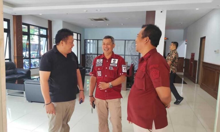 Kepala Rumah Tahanan Negara (Rutan) Salatiga, Anton Adi Ristanto, melakukan kunjungan dan koordinasi lintas sektoral di Kota Salatiga pada hari yang tidak disebutkan secara spesifik. Ia bersilaturahmi dengan Ketua DPRD, Kepala Kejaksaan Negeri, serta Komandan Batalyon 411, sebagai bagian dari upaya meningkatkan program pelayanan, pembinaan, dan keamanan bagi warga binaan.